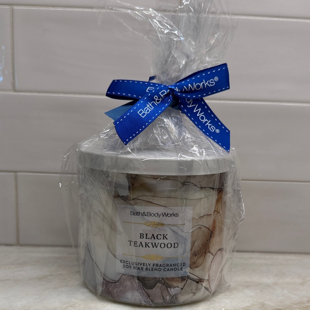 🆕 Bath & Body Works Black Teakwood 3 wick Candle with Blue Ribbon
